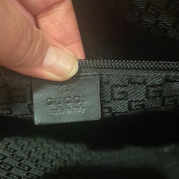August Gucci Tote zipper closure - Picture 14 of 16